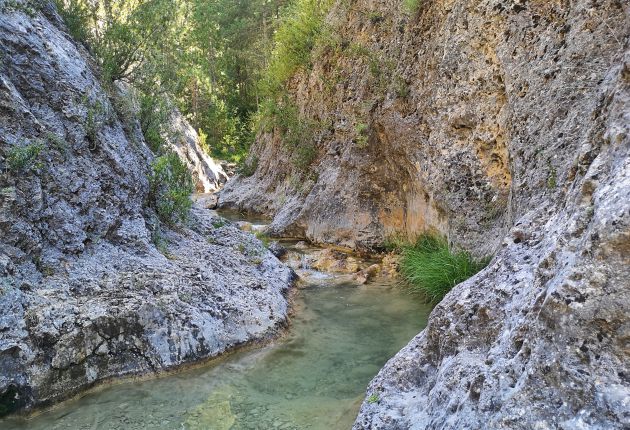 La ruta discurre en algunos tramos por el cauce del río. La ruta discurre en algunos tramos por el cauce del río.