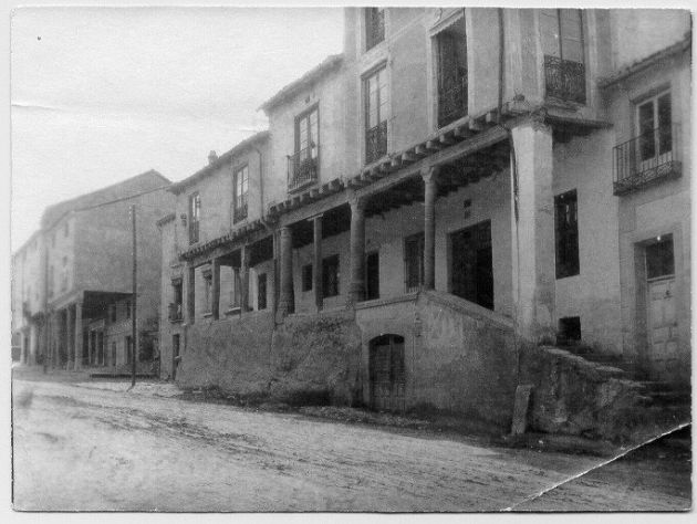 Viviendas con soportales en la antigua Calle Real del Mercado, actualmente José Zorrilla Viviendas con soportales en la antigua Calle Real del Mercado, actualmente José Zorrilla