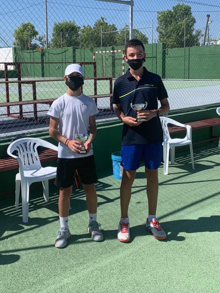 Antonio Manuel López (Izquierda) y Rubén Germán (Derecha) muestran sus trofeos como campeones en categoría infantil Antonio Manuel López (Izquierda) y Rubén Germán (Derecha) muestran sus trofeos como campeones en categoría infantil
