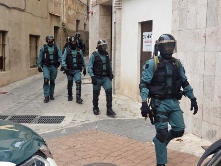 Agentes de la Guardia Civil durante la operación policial Agentes de la Guardia Civil durante la operación policial