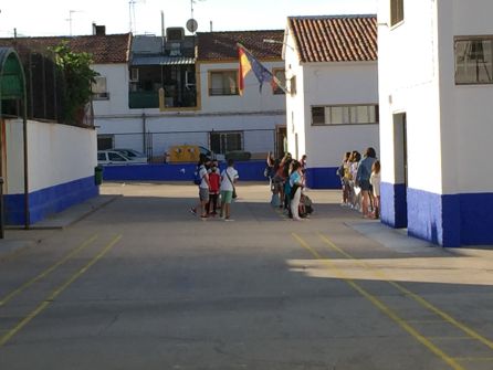 Niñas y niños hacen la fila en el interior del colegio Niñas y niños hacen la fila en el interior del colegio