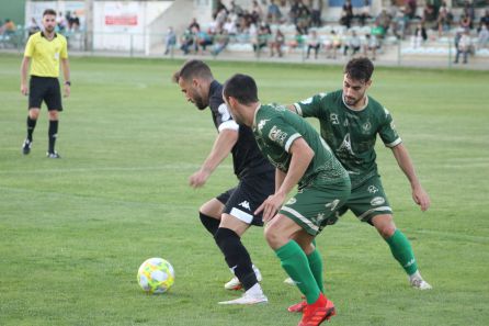 Dioni, entre dos defensas astorganos Dioni, entre dos defensas astorganos
