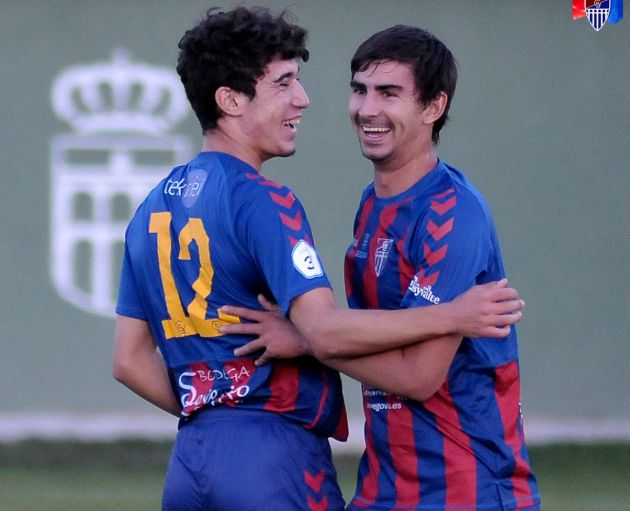 Javi Marcos fellicita al juvenil Diego Almendariz por su gol con el primer equipo Javi Marcos fellicita al juvenil Diego Almendariz por su gol con el primer equipo