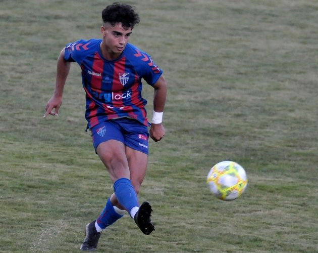 El juvenil Diego Fernández recibe la pelota en una de sus internadas por la banda derecha El juvenil Diego Fernández recibe la pelota en una de sus internadas por la banda derecha