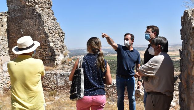 Visita a las obras del castillo de Puebla de Almenara a principios de agosto por parte de los responsables de la Diputación. Visita a las obras del castillo de Puebla de Almenara a principios de agosto por parte de los responsables de la Diputación.