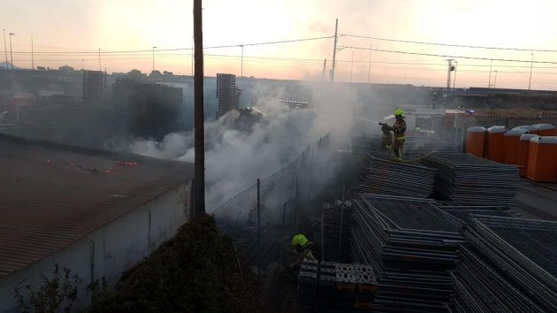 Bomberos del SPEIS refrescando la zona esta mañana Bomberos del SPEIS refrescando la zona esta mañana