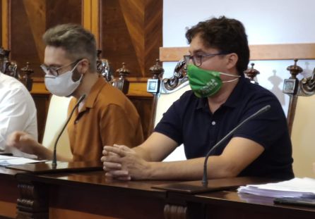 Julián Ávila (a la derecha) ya ocupa la bancada donde anteriormente se sentaba la añorada Lucía Real Julián Ávila (a la derecha) ya ocupa la bancada donde anteriormente se sentaba la añorada Lucía Real