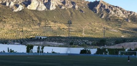 Vista general del Campo Municipal de los Deportes 'Francisco Herrera Cueva', donde el Jódar C.F. disputa sus encuentros como local Vista general del Campo Municipal de los Deportes 'Francisco Herrera Cueva', donde el Jódar C.F. disputa sus encuentros como local