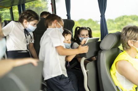 Un grupo de niños durante el viaje hasta su centro escolar Un grupo de niños durante el viaje hasta su centro escolar