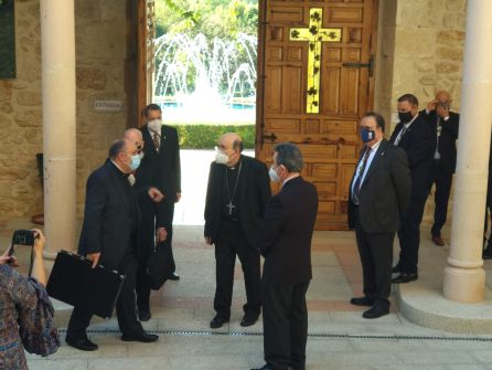 El arzobispo de Burgos, Don Fidel Herráez, a su llegada a la Ermita de la Virgen de las Viñas. El arzobispo de Burgos, Don Fidel Herráez, a su llegada a la Ermita de la Virgen de las Viñas.