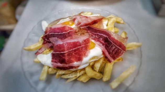 Huevos fritos con patatas y jamón ibérico del Mesón El Toro, en Vejer Huevos fritos con patatas y jamón ibérico del Mesón El Toro, en Vejer