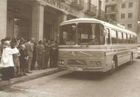 Acto de bendición de un nuevo autobus de Galo Álvarez cerca de la Calle de Los Coches Acto de bendición de un nuevo autobus de Galo Álvarez cerca de la Calle de Los Coches