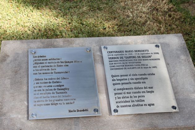 Placa colocada en la Universidad de Alicante con motivo del centenario del nacimiento de Mario Benedetti Placa colocada en la Universidad de Alicante con motivo del centenario del nacimiento de Mario Benedetti