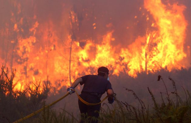 Labores de extinción en los incendios activos en Ourense. Labores de extinción en los incendios activos en Ourense.