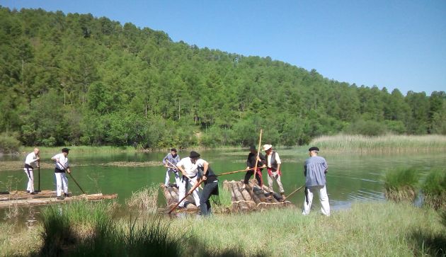 Varias asociaciones trabajan cada verano para recrear las maderadas y mantener viva la tradición de los gancheros. Varias asociaciones trabajan cada verano para recrear las maderadas y mantener viva la tradición de los gancheros.