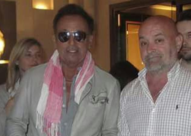 Bruce Springsteen recibiendo del alcalde de Peralejo de las Truchas, Timoteo Madrid, el título de 'Hijo Adoptivo' del municipio Bruce Springsteen recibiendo del alcalde de Peralejo de las Truchas, Timoteo Madrid, el título de 'Hijo Adoptivo' del municipio