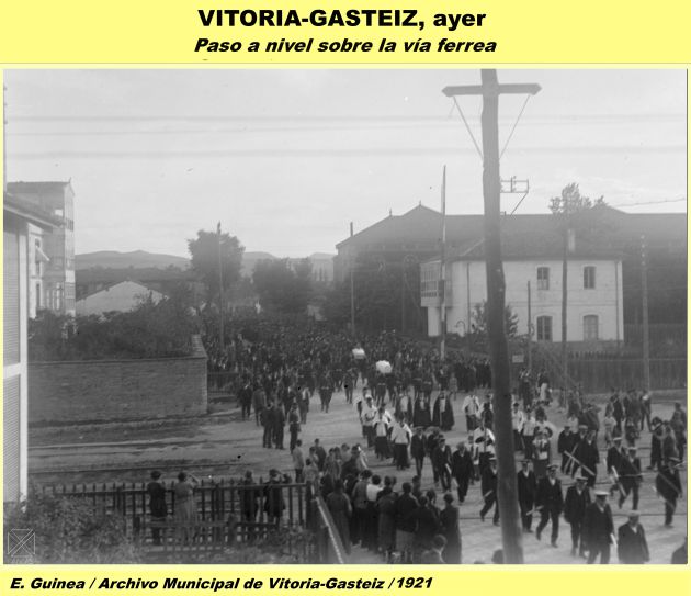 Paso a nivel sobre la vía férrea Paso a nivel sobre la vía férrea