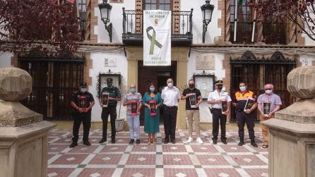 Momento del reconocimiento de la A.M. Arroquia Martínez en el pasacalle inicial, a los colectivos que han trabajado en el período de alarma Momento del reconocimiento de la A.M. Arroquia Martínez en el pasacalle inicial, a los colectivos que han trabajado en el período de alarma