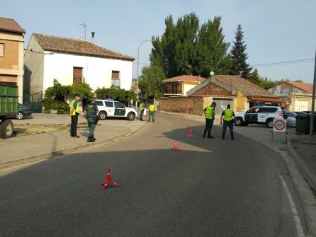 Operativo de la Guardia Cividl en una de las entradas de Sotillo de la Ribera en el primer día de confinamiento Operativo de la Guardia Cividl en una de las entradas de Sotillo de la Ribera en el primer día de confinamiento