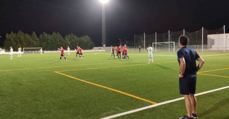Ximo Enguix atento al partido ante el Alberic Promeses Ximo Enguix atento al partido ante el Alberic Promeses
