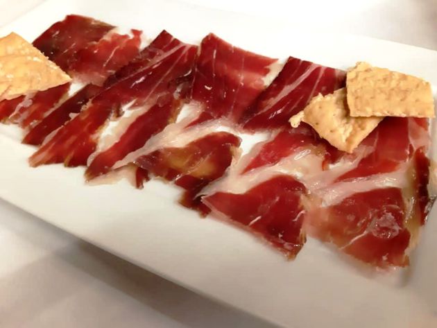 Jamón ibérico de bellota cortado a cuchillo de la gama alta Martín Hierro Jamón ibérico de bellota cortado a cuchillo de la gama alta Martín Hierro