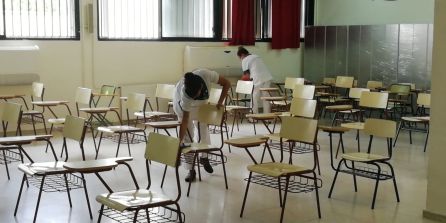 Imagen del retén de limpieza que procede a desinfectar en cuanto sale un grupo de alumnos y antes de que accedan los siguientes Imagen del retén de limpieza que procede a desinfectar en cuanto sale un grupo de alumnos y antes de que accedan los siguientes