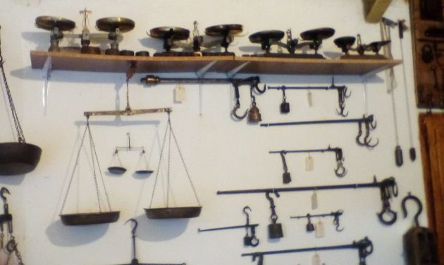 Colección de balanzas y romanas. Colección de balanzas y romanas.