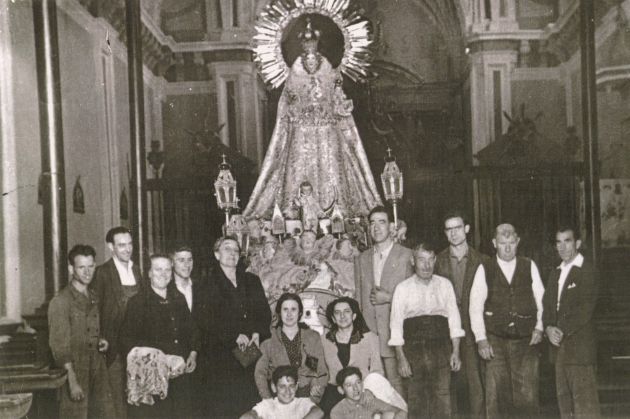 Varios arandinos posan con la Virgen de las Viñas en esta foto antigua Varios arandinos posan con la Virgen de las Viñas en esta foto antigua