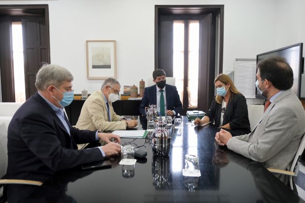 El vicepresidente de la Junta de Andalucía y consejero de Turismo, Regeneración, Justicia y Administración Local, Juan Marín, se ha reunido este miércoles con la Federación Andaluza de Agencias de Viajes para detallar cómo será el bono turístico, que nace con el objetivo de reactivar el turismo tras el freno provocado por la crisis sanitaria. El vicepresidente de la Junta de Andalucía y consejero de Turismo, Regeneración, Justicia y Administración Local, Juan Marín, se ha reunido este miércoles con la Federación Andaluza de Agencias de Viajes para detallar cómo será el bono turístico, que nace con el objetivo de reactivar el turismo tras el freno provocado por la crisis sanitaria.