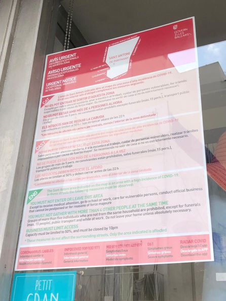 Cartel informando de las restricciones Cartel informando de las restricciones