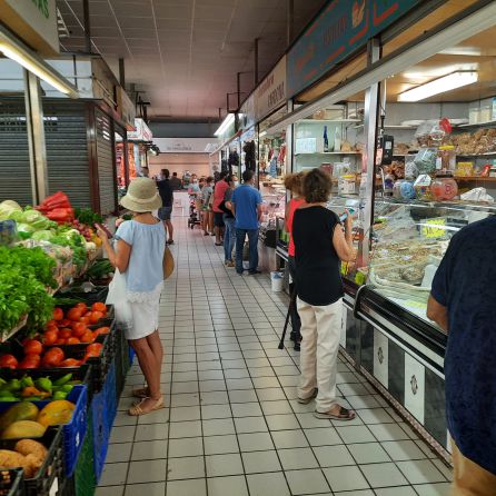 Clientes comprando en el Mercado Nuevo Clientes comprando en el Mercado Nuevo