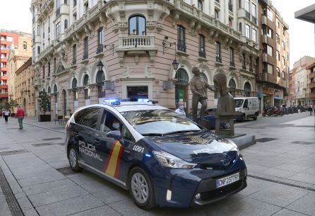 Patrullando por la Calle Mayor de Palencia en vehículo Patrullando por la Calle Mayor de Palencia en vehículo