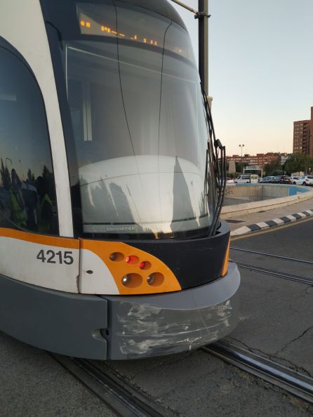 Imagen del tranvía afectado, que ha podido ser retirado por los operarios de Metrovalencia horas después de descarrilar Imagen del tranvía afectado, que ha podido ser retirado por los operarios de Metrovalencia horas después de descarrilar