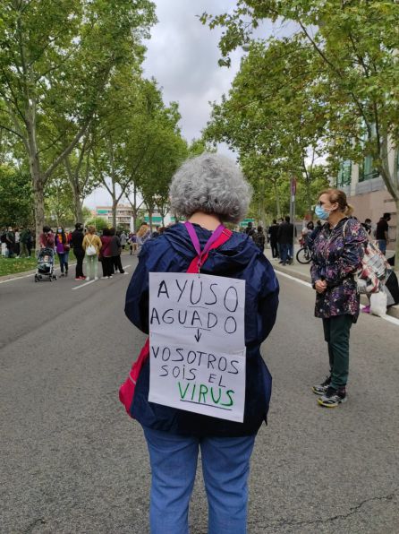 Una vecina con un cartel a la espalda. Una vecina con un cartel a la espalda.