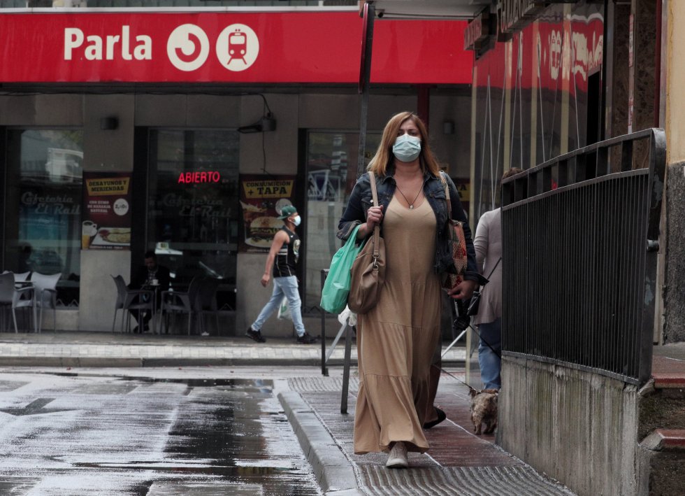 Transeúntes pasean cerca de la estación de Cercanías de Parla Transeúntes pasean cerca de la estación de Cercanías de Parla