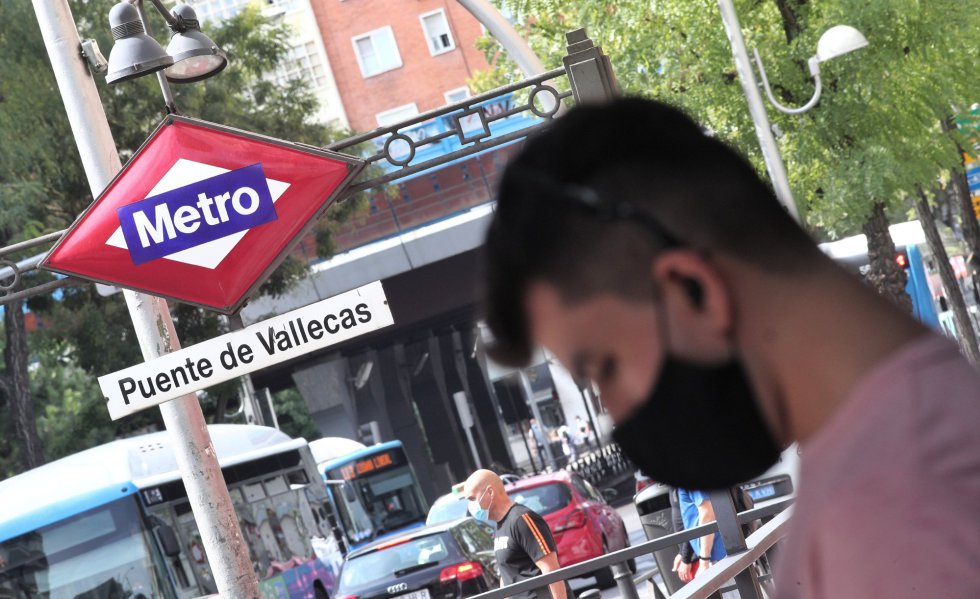 Vecinos pasean al lado del metro de Puente de Vallecas, en Madrid. Vecinos pasean al lado del metro de Puente de Vallecas, en Madrid.