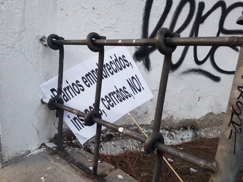 Pancarta en el suelo del barrio de Carabanchel, también confinado. Pancarta en el suelo del barrio de Carabanchel, también confinado.