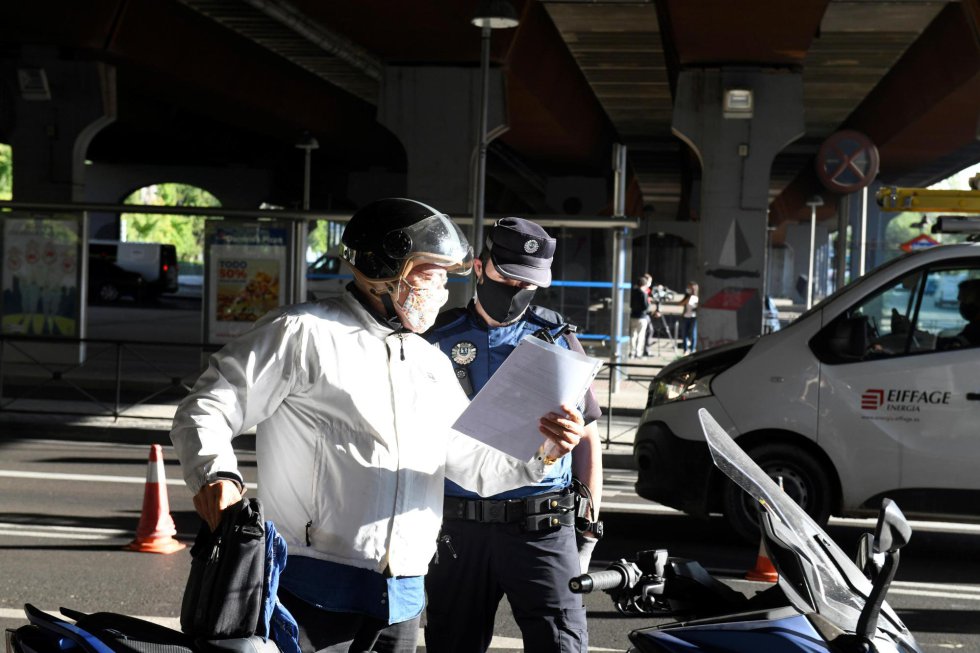 Efectivos de la Policía Local realizan controles este lunes en Puente de Vallecas. Efectivos de la Policía Local realizan controles este lunes en Puente de Vallecas.