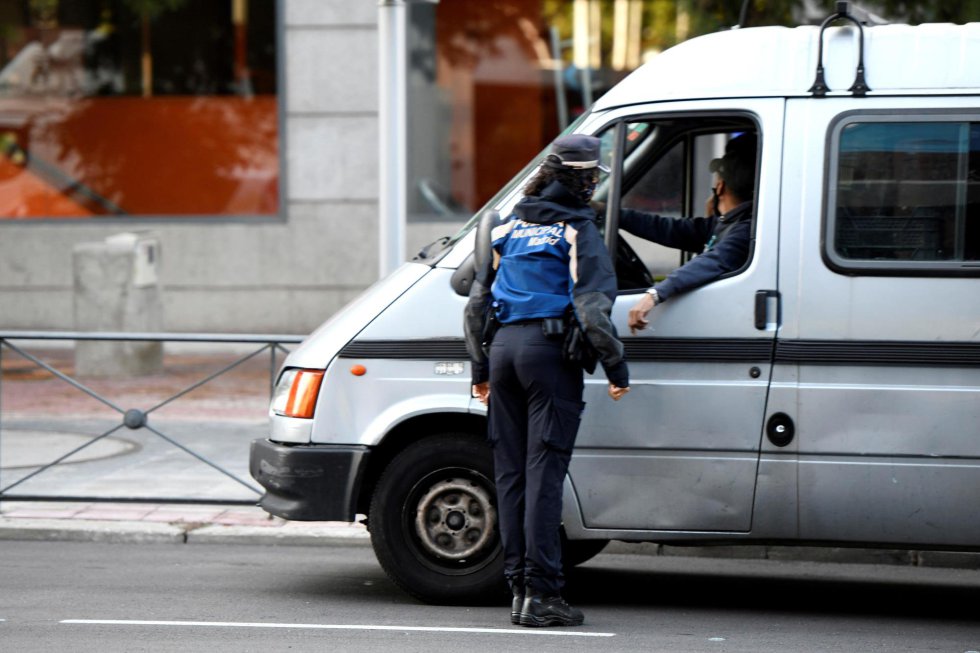 Efectivos de la Policía Local realizan controles este lunes en Puente de Vallecas. Efectivos de la Policía Local realizan controles este lunes en Puente de Vallecas.