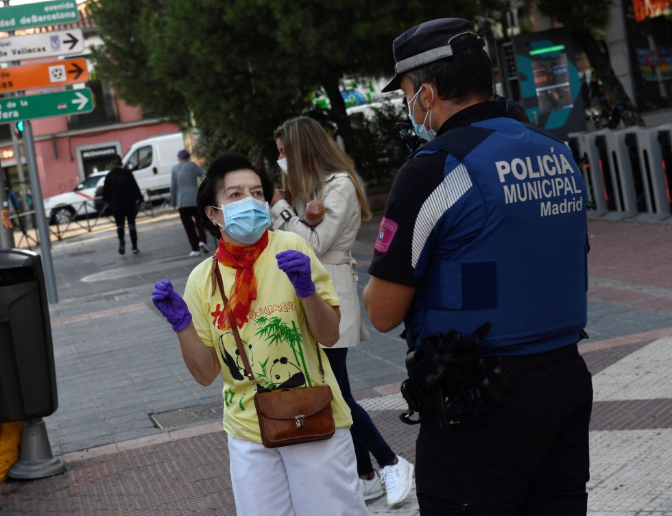 Efectivos de la Policía Local realizan controles este lunes en Puente de Vallecas. Efectivos de la Policía Local realizan controles este lunes en Puente de Vallecas.
