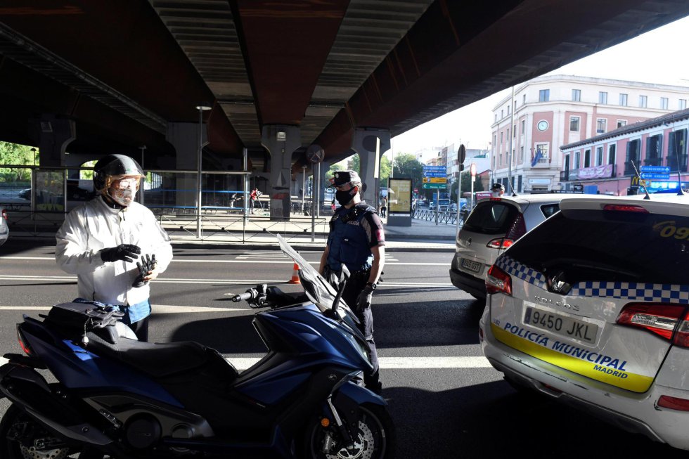 Efectivos de la Policía Local realizan controles este lunes en Puente de Vallecas. Efectivos de la Policía Local realizan controles este lunes en Puente de Vallecas.