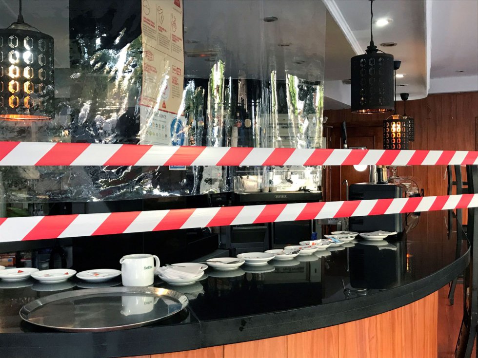 Vista de las cintas que advierten de que la barra de la cafetería del hostal Don Pedro, al lado de hospital Gomez Ulla, en el barrio de Vista Alegre, ha sido clausurada este lunes como medida de prevención contra el coronavirus. Vista de las cintas que advierten de que la barra de la cafetería del hostal Don Pedro, al lado de hospital Gomez Ulla, en el barrio de Vista Alegre, ha sido clausurada este lunes como medida de prevención contra el coronavirus.