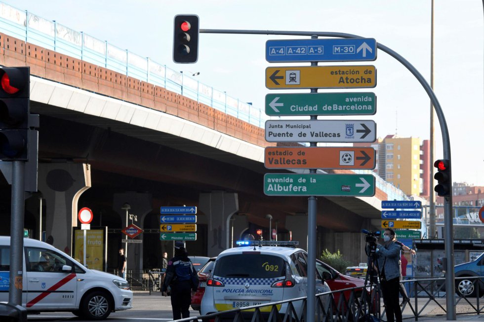 Efectivos de la Policía Local realizan controles este lunes en Puente de Vallecas. Efectivos de la Policía Local realizan controles este lunes en Puente de Vallecas.