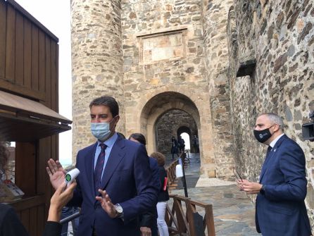 El consejero de presidencia en el control de temperatura junto al alcalde de Ponferrada El consejero de presidencia en el control de temperatura junto al alcalde de Ponferrada