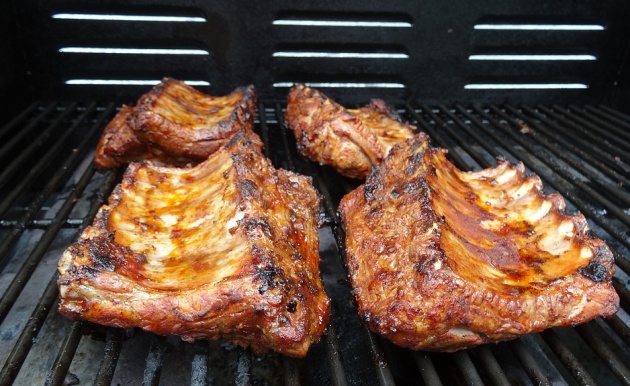 Churrasco de cerdo en una parrilla. Churrasco de cerdo en una parrilla.