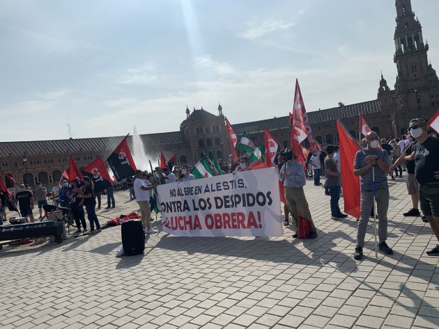 Trabajadores de Alestis tras una pancarta reivindicativa Trabajadores de Alestis tras una pancarta reivindicativa