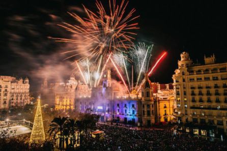 Foto de archivo de una de las multiunarias fiestas de fin de año celebradas en la plaza del Ayuntamiento. Foto de archivo de una de las multiunarias fiestas de fin de año celebradas en la plaza del Ayuntamiento.