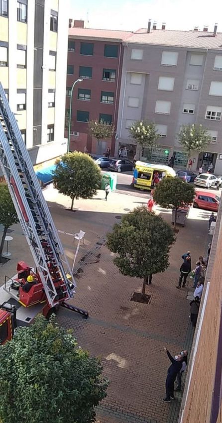 Bomberos intervienen por caída de cascotes en Delicias Bomberos intervienen por caída de cascotes en Delicias