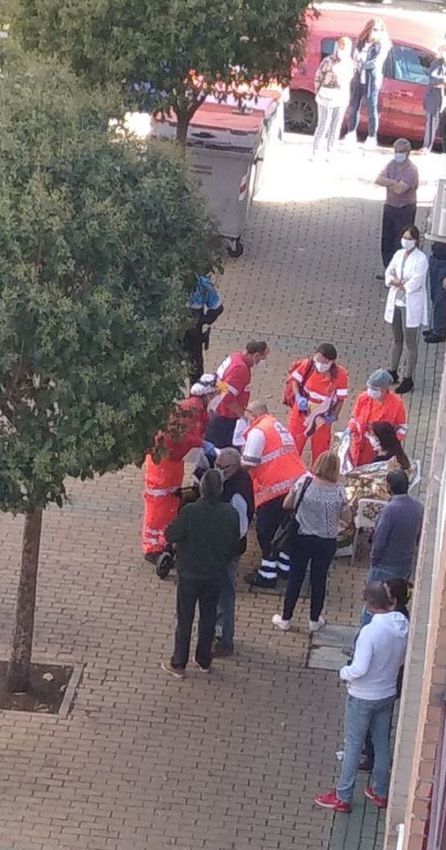 Bomberos intervienen por caída de cascotes en Delicias Bomberos intervienen por caída de cascotes en Delicias