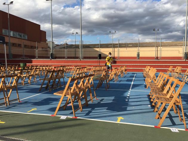 Imagen de la colocación de las sillas para cumpliar con las medidas sanitarias Imagen de la colocación de las sillas para cumpliar con las medidas sanitarias